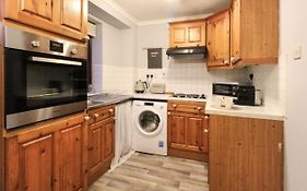 Comfortable 2 Bedroom House With Free Parking